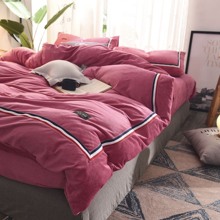 91家纺网 家纺一手货源 找家纺 艾米家居 水晶绒珊瑚绒法莱绒织带运动北欧风四件套玛瑙红