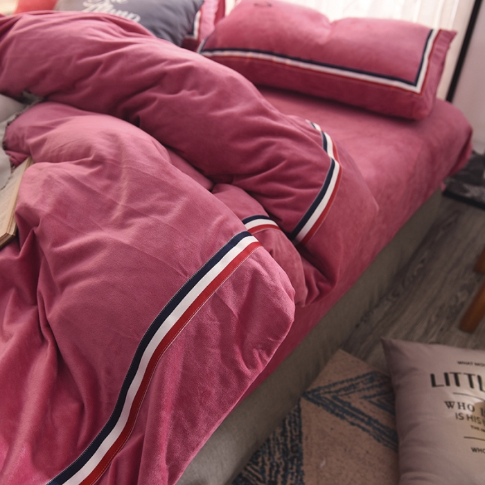 91家纺网 家纺一手货源 找家纺 艾米家居 水晶绒珊瑚绒法莱绒织带运动北欧风四件套玛瑙红