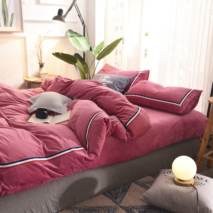 91家纺网 家纺一手货源 找家纺 艾米家居 水晶绒珊瑚绒法莱绒织带运动北欧风四件套玛瑙红