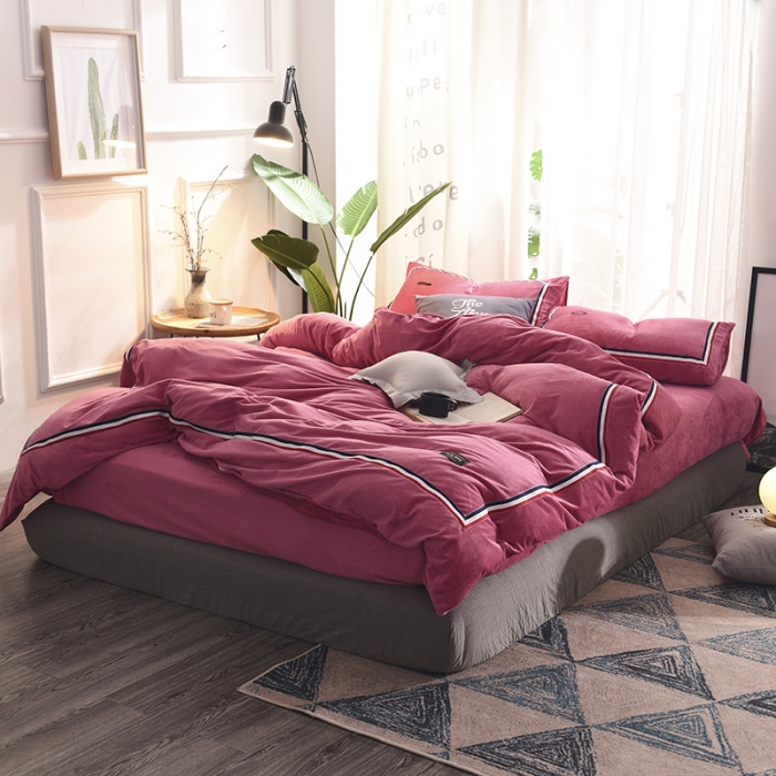 91家纺网 家纺一手货源 找家纺 艾米家居 水晶绒珊瑚绒法莱绒织带运动北欧风四件套玛瑙红