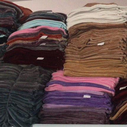 91家纺网 家纺一手货源 找家纺 处理库存赠品素色小毯子加厚纯色法莱绒卷边绒毯50条起批