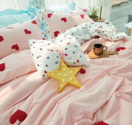 91家纺网 家纺一手货源 找家纺 淑女公社 毛巾绣水洗棉四件套床裙款 遇见-甜心粉