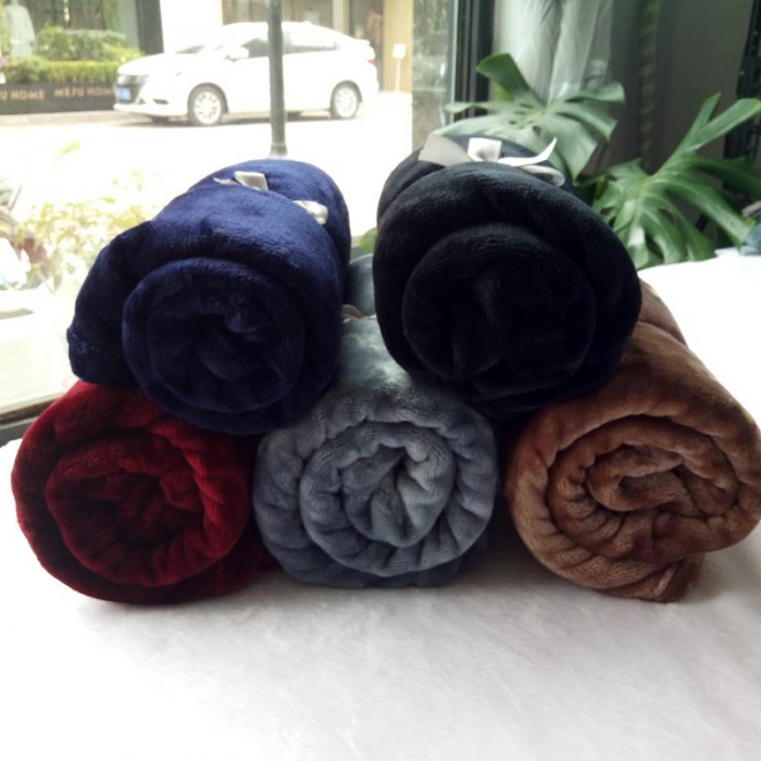 91家纺网 家纺一手货源 找家纺 处理库存赠品素色小毯子加厚纯色法莱绒卷边绒毯50条起批