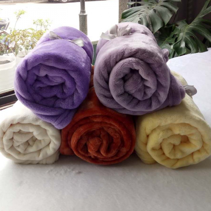 91家纺网 家纺一手货源 找家纺 处理库存赠品素色小毯子加厚纯色法莱绒卷边绒毯50条起批