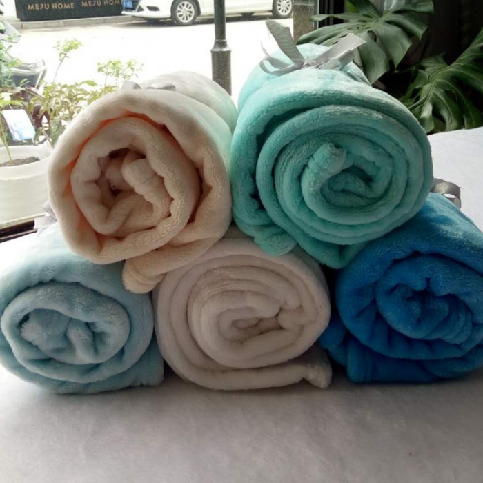 91家纺网 家纺一手货源 找家纺 处理库存赠品素色小毯子加厚纯色法莱绒卷边绒毯50条起批