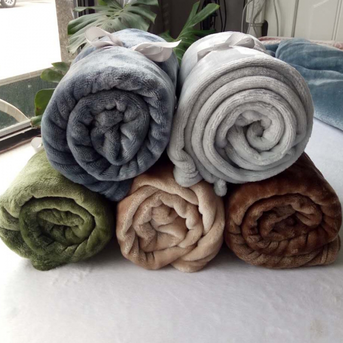 91家纺网 家纺一手货源 找家纺 处理库存赠品素色小毯子加厚纯色法莱绒卷边绒毯50条起批