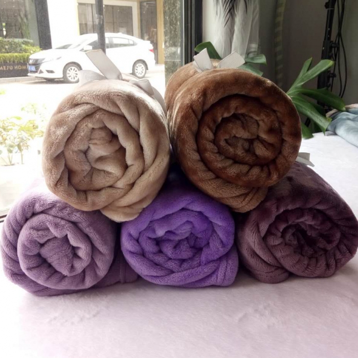 91家纺网 家纺一手货源 找家纺 处理库存赠品素色小毯子加厚纯色法莱绒卷边绒毯50条起批