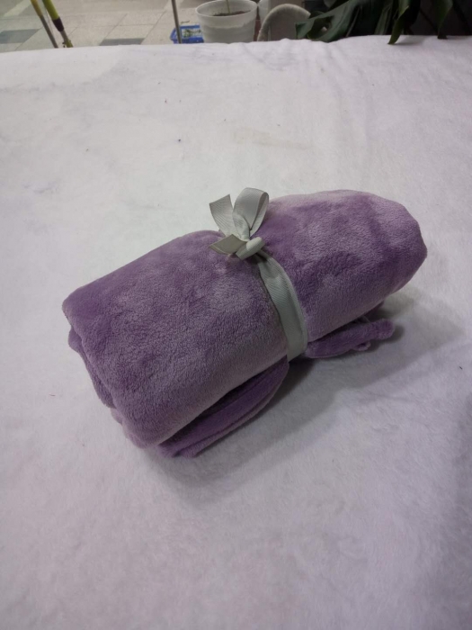 91家纺网 家纺一手货源 找家纺 处理库存赠品素色小毯子加厚纯色法莱绒卷边绒毯50条起批