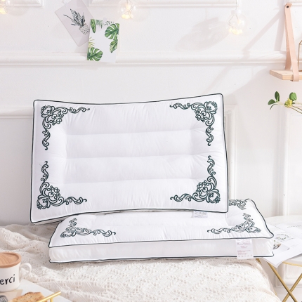 91家纺网 家纺一手货源 找家纺 瑞莉安枕芯（总）欧式刺绣 立体荞麦  云字护颈 魔方六宫格枕