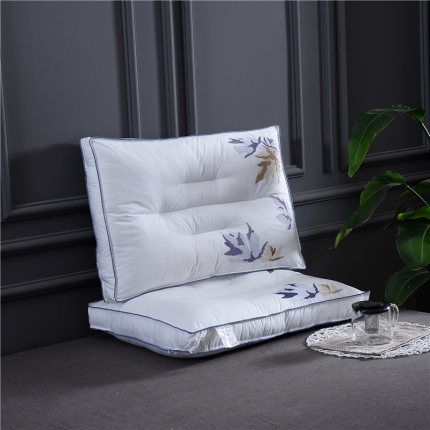 赛格时代家居 全棉刺绣定型羽丝绒枕芯（枫叶）