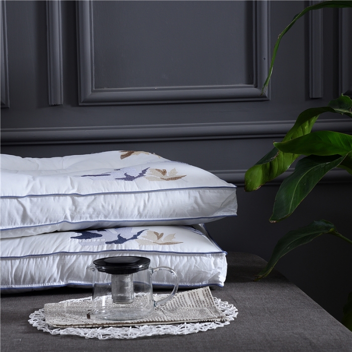 91家纺网 家纺一手货源 找家纺 赛格时代家居 全棉刺绣定型羽丝绒枕芯（枫叶）