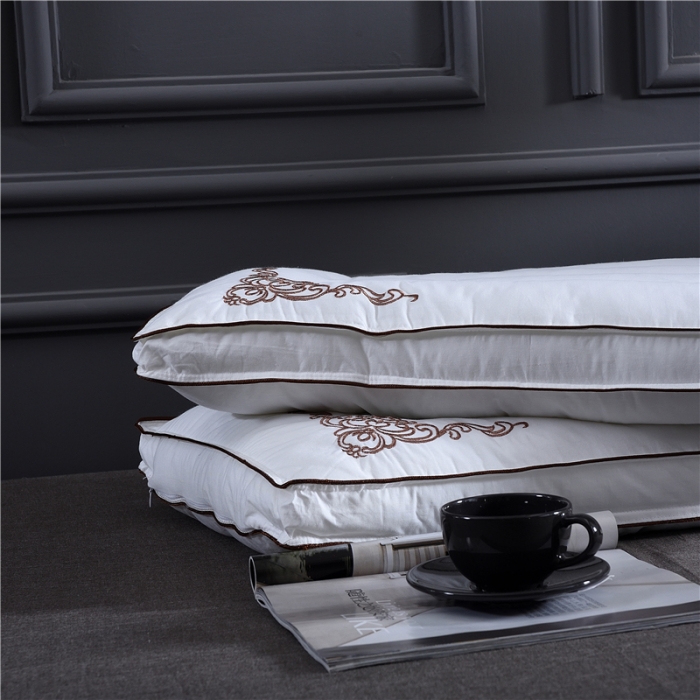 91家纺网 家纺一手货源 找家纺 赛格时代家居 全棉刺绣定型羽丝绒枕芯（金色）