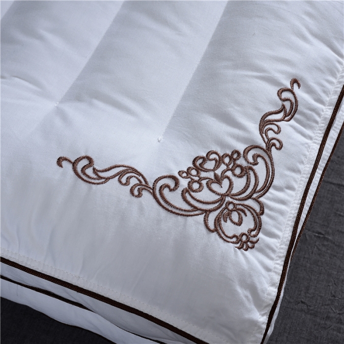 91家纺网 家纺一手货源 找家纺 赛格时代家居 全棉刺绣定型羽丝绒枕芯（金色）