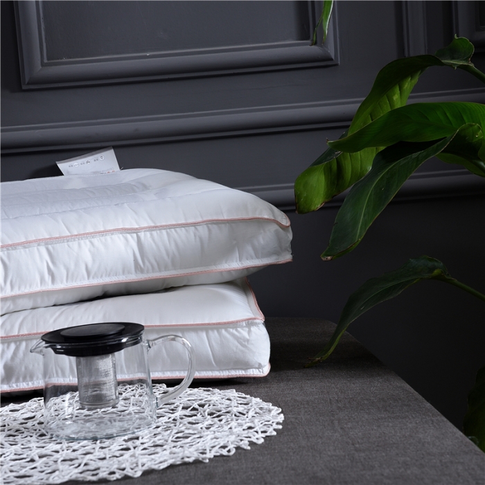 91家纺网 家纺一手货源 找家纺 赛格时代家居 全棉简约定型羽丝绒枕（决明子）