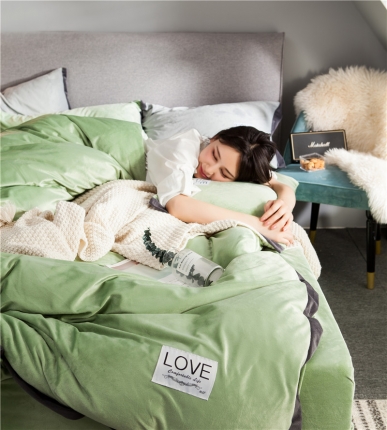 91家纺网 家纺一手货源 找家纺 慕梵2018新品纯色双面水晶绒四件套宽边拼角宝宝绒套件