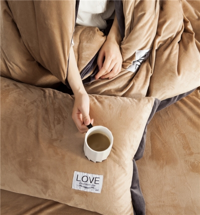 91家纺网 家纺一手货源 找家纺 慕梵2018新品纯色双面水晶绒四件套宽边拼角宝宝绒套件