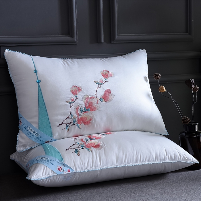 91家纺网 家纺一手货源 找家纺 赛格时代家居 全棉贡缎刺绣羽丝绒枕芯（玉兰花）四件套