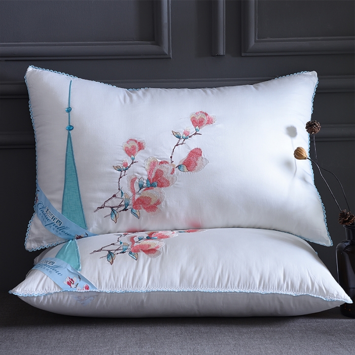 91家纺网 家纺一手货源 找家纺 赛格时代家居 全棉贡缎刺绣羽丝绒枕芯（玉兰花）四件套