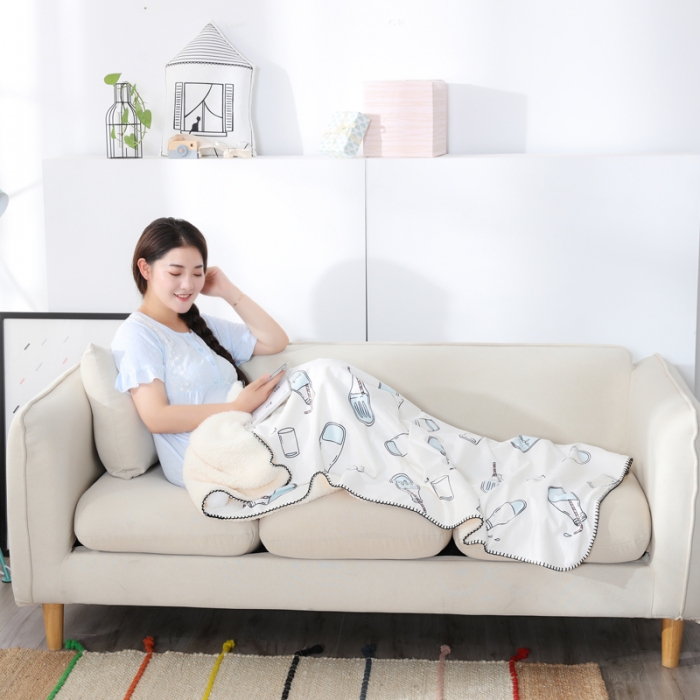 91家纺网 家纺一手货源 找家纺 （总）小芽家居新款数码印花羊羔绒披肩小清新网红盖毯水晶绒毯子