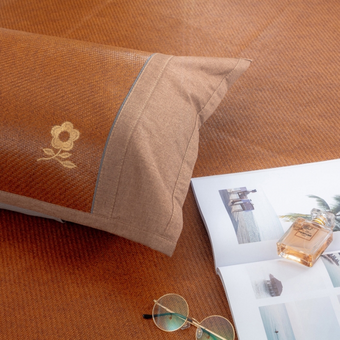 91家纺网 家纺一手货源 找家纺 2024年梦特娇工艺款绣花藤席空调席加厚草席折叠席子双人凉席