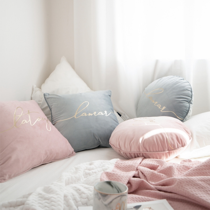 91家纺网 家纺一手货源 找家纺 美茉家居荷兰绒烫金压花抱枕水晶绒印花流苏靠垫