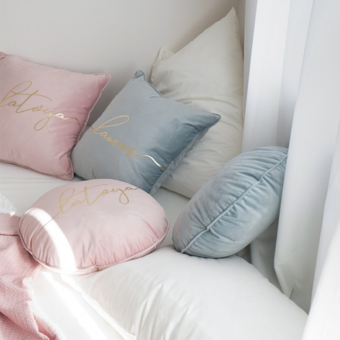 91家纺网 家纺一手货源 找家纺 美茉家居荷兰绒烫金压花抱枕水晶绒印花流苏靠垫