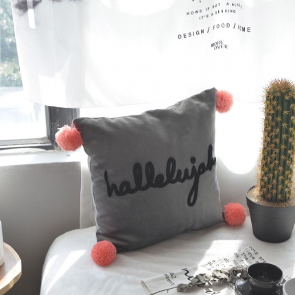 91家纺网 家纺一手货源 找家纺 美茉家居 纯棉立体刺绣字母抱枕流苏球球靠垫