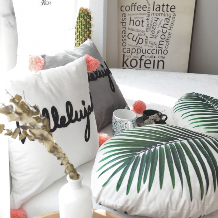 91家纺网 家纺一手货源 找家纺 美茉家居 纯棉立体刺绣字母抱枕流苏球球靠垫