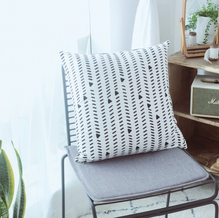 91家纺网 家纺一手货源 找家纺 美茉家居2019 纯棉帆布黑白印花抱枕北欧简约点线流苏