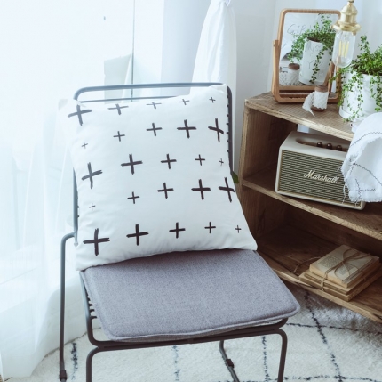 91家纺网 家纺一手货源 找家纺 美茉家居2019 纯棉帆布黑白印花抱枕北欧简约点线流苏