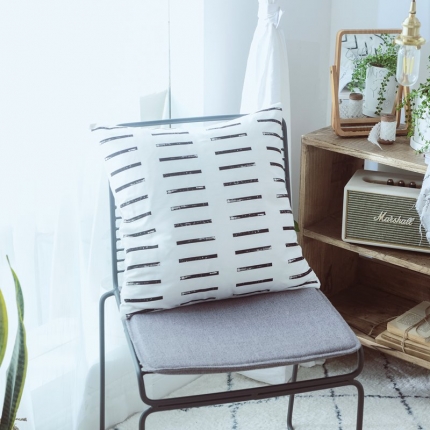 91家纺网 家纺一手货源 找家纺 美茉家居2019 纯棉帆布黑白印花抱枕北欧简约点线流苏