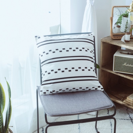 91家纺网 家纺一手货源 找家纺 美茉家居2019 纯棉帆布黑白印花抱枕北欧简约点线流苏