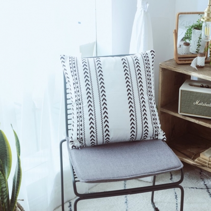 91家纺网 家纺一手货源 找家纺 美茉家居2019 纯棉帆布黑白印花抱枕北欧简约点线流苏