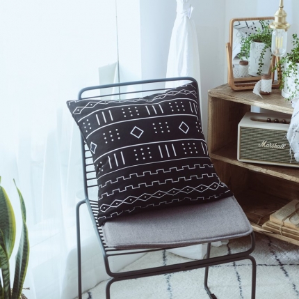 91家纺网 家纺一手货源 找家纺 美茉家居2019 纯棉帆布黑白印花抱枕北欧简约点线流苏