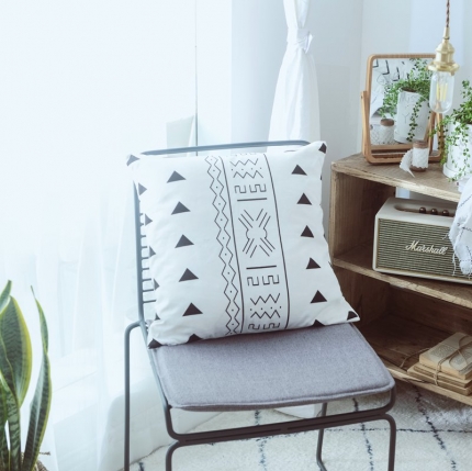 91家纺网 家纺一手货源 找家纺 美茉家居2019 纯棉帆布黑白印花抱枕北欧简约点线流苏