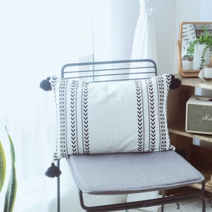 91家纺网 家纺一手货源 找家纺 美茉家居2019 纯棉帆布黑白印花抱枕北欧简约点线流苏