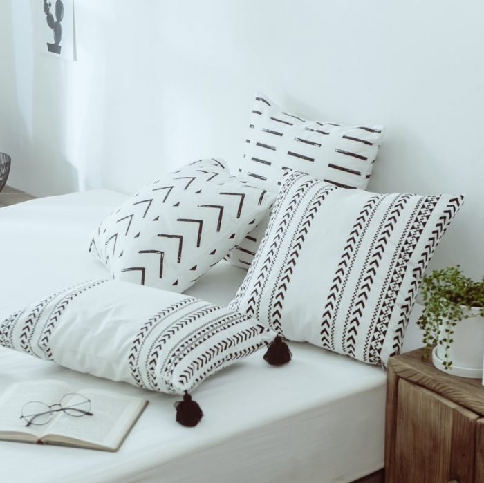 91家纺网 家纺一手货源 找家纺 美茉家居2019 纯棉帆布黑白印花抱枕北欧简约点线流苏