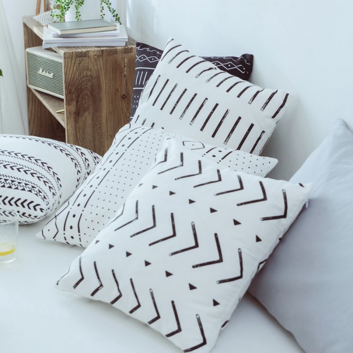 91家纺网 家纺一手货源 找家纺 美茉家居2019 纯棉帆布黑白印花抱枕北欧简约点线流苏