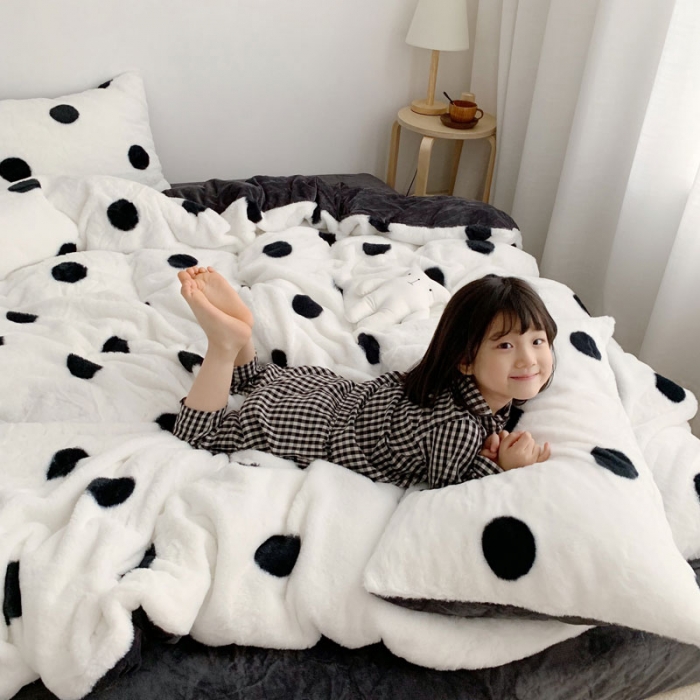 91家纺网 家纺一手货源 找家纺 2021兔兔绒四件套兔兔绒三件套牛奶绒四件套（黑波点）