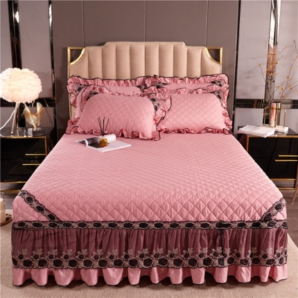 91家纺网 家纺一手货源 找家纺 新品时尚芭莎宫廷风黑色刺绣蕾丝款全棉133*72夹棉床裙迷灰