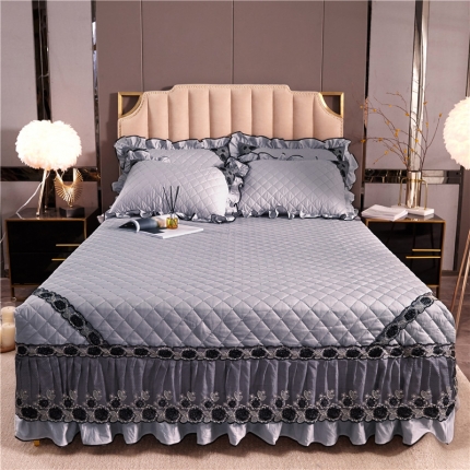 91家纺网 家纺一手货源 找家纺 新品时尚芭莎宫廷风黑色刺绣蕾丝款全棉133*72夹棉床裙哑白