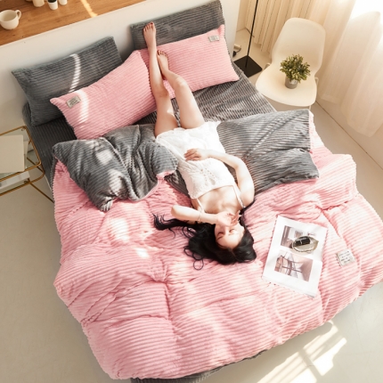 91家纺网 家纺一手货源 找家纺 懒猫家纺 2020新款法莱绒水晶绒魔法绒四件套 俏皮粉