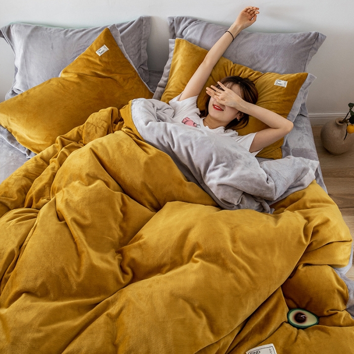 91家纺网 家纺一手货源 找家纺 润缦 2019新款牛奶绒终版四件套 秋黄浅灰