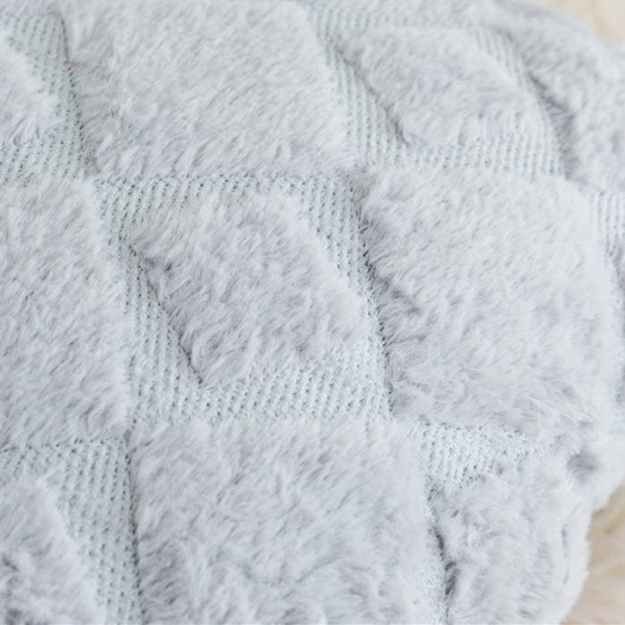 91家纺网 家纺一手货源 找家纺 918家纺 2021新款绣花绒四角挂球抱枕 樱草粉