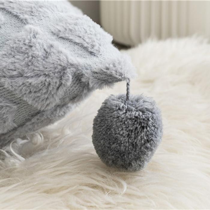 91家纺网 家纺一手货源 找家纺 918家纺 2021新款绣花绒四角挂球抱枕 樱草粉