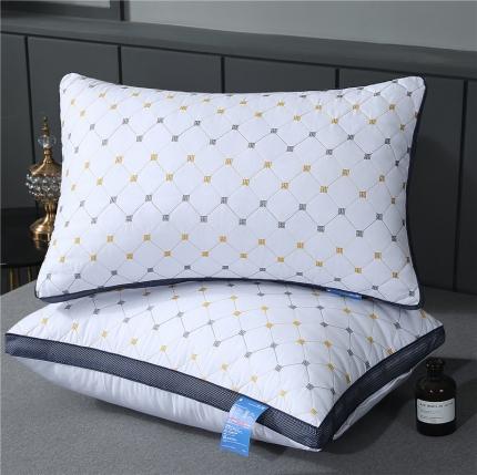 91家纺网 家纺一手货源 找家纺 天意美 磨毛绗绣（小方格）枕48x74cm一只