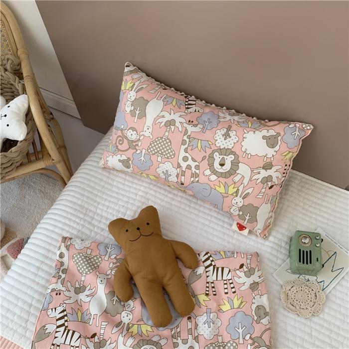 91家纺网 家纺一手货源 找家纺 星期八2019新款ins双面豆豆安抚枕30*50cm动物狂欢