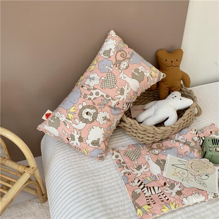 91家纺网 家纺一手货源 找家纺 星期八2019新款ins双面豆豆安抚枕30*50cm动物狂欢