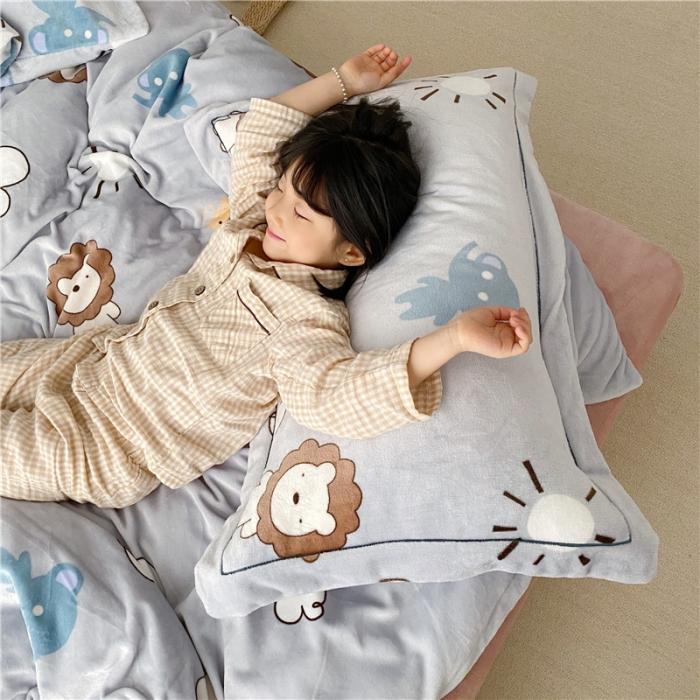 91家纺网 家纺一手货源 找家纺 时年 2019牛奶绒印花保暖四件套童模图 动物伙伴