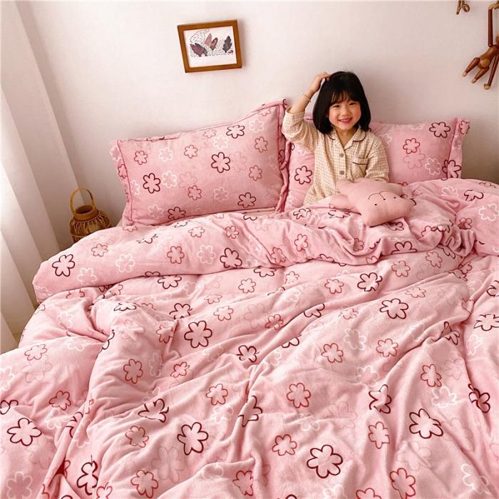 91家纺网 家纺一手货源 找家纺 时年 2019牛奶绒印花保暖四件套童模图 粉小花